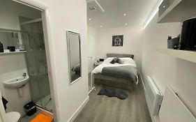 Beautiful 1-Bed Studio In Uxbridge London